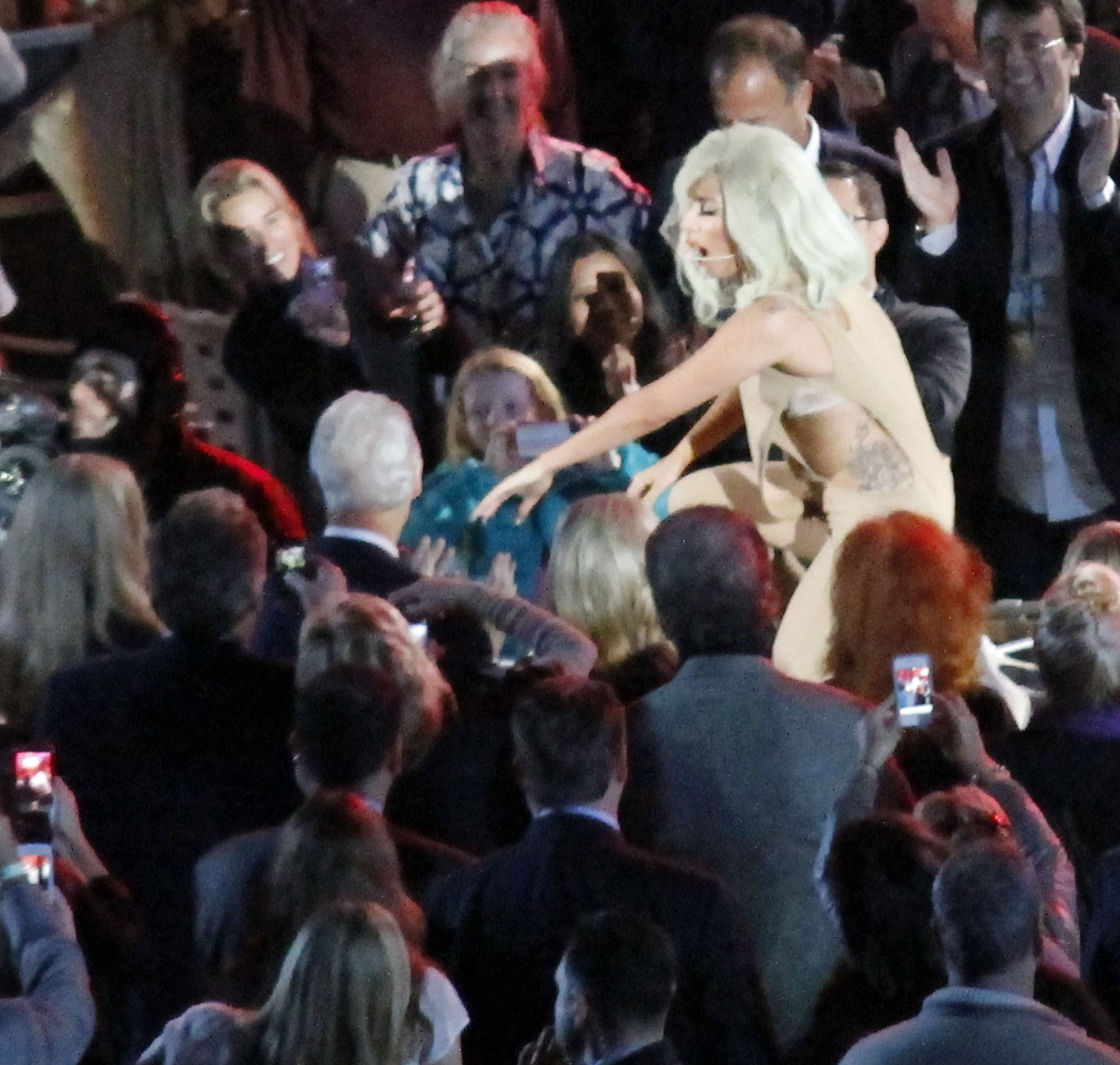 Lady Gaga sings for Former President Bill Clinton at 'A Decade of Difference' concert | Picture 103808